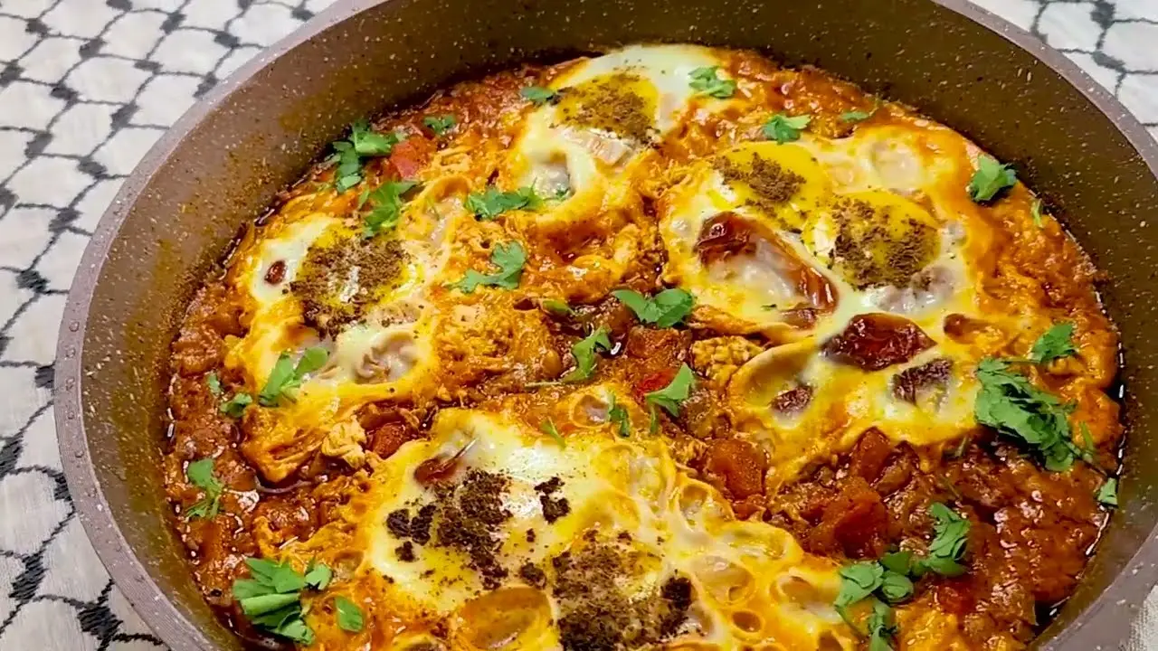 قلاية بندورة مع بيض شكشوكة